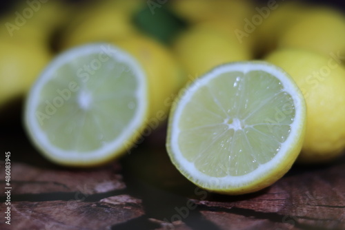 Limón partido con limones en el fondo