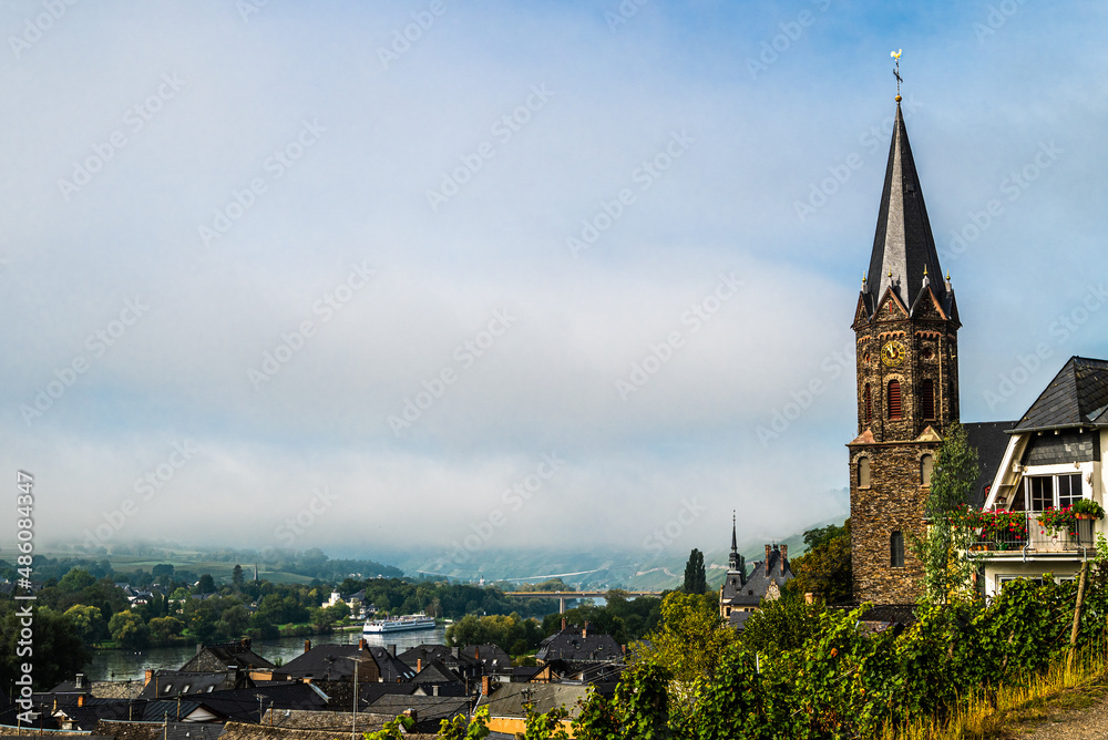 Blick über Lieser auf die Mosel mit dem Turm von St. Peter Blick über Lieser auf die Mosel mit dem Turm von St. Peter