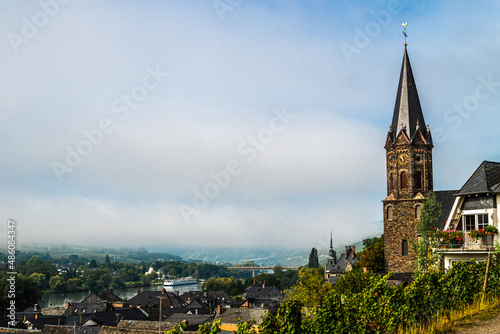 Blick   ber Lieser auf die Mosel mit dem Turm von St. Peter