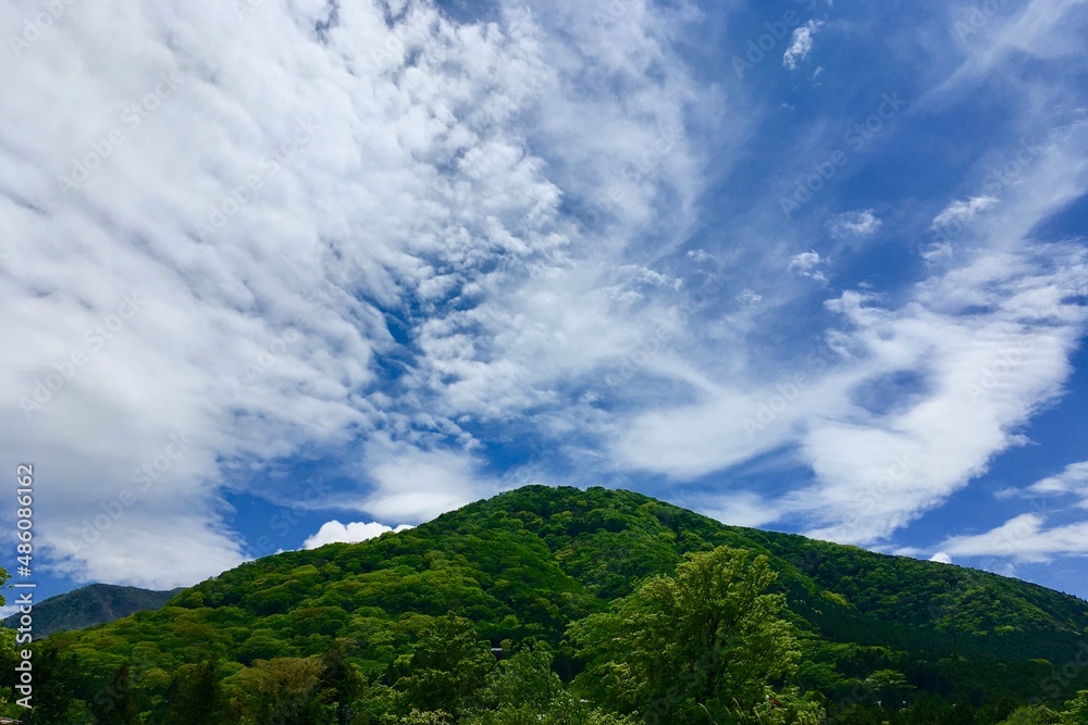 緑の山と空青と雲の風景