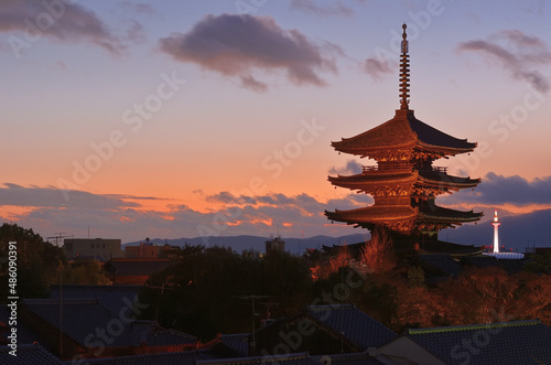 高台寺から見るマジックアワーの八坂の塔と京都タワーの夕景