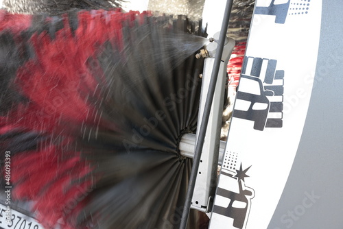 auto in waschanlage mit wasser und schaum und softbürste waschen