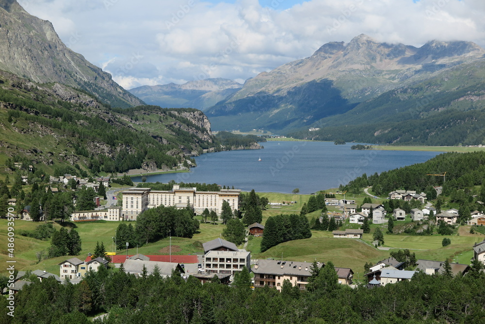 Fototapeta premium Blick auf Maloja und den Silser See, Graubünden