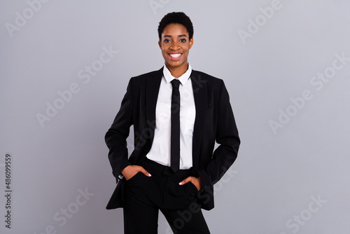 Foto Photo of young cheerful man woman arms in pocket confident wear tux isolated ove