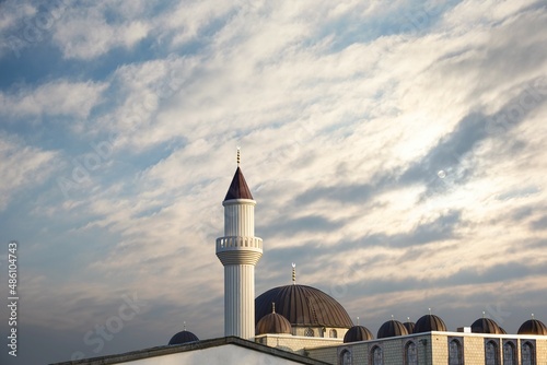 Obraz na płótnie bright sun against a background mosque and sky w salonie