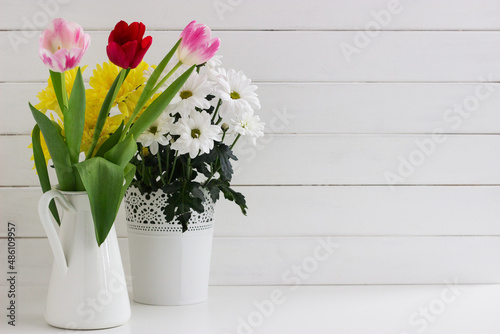 Fototapeta Naklejka Na Ścianę i Meble -  Blurred tulips wooden background