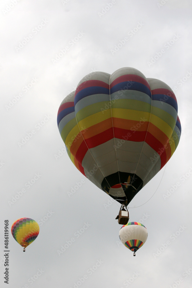 Fototapeta premium Heißluftballon in der Luft