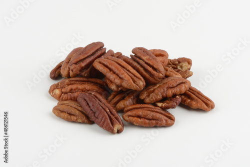 Nueces pecanas sobre fondo blanco