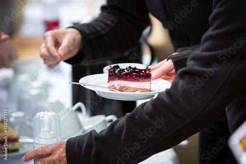 Torte auf Teller im Café photo