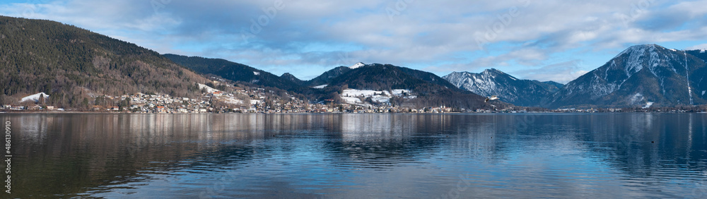 Paysage de Haute-Bavière. Panorama du lac de Tegern en hiver vu depuis la jetée de Bad Wiessee. Ville de Tegernsee et son abbaye, ïle de Ringsee, Rottach-Egern entourés des massifs enneigés du Wallber Paysage de Haute-Bavière. Panorama du lac de Tegern en hiver vu depuis la jetée de Bad Wiessee. Ville de Tegernsee et son abbaye, ïle de Ringsee, Rottach-Egern entourés des massifs enneigés du Wallber