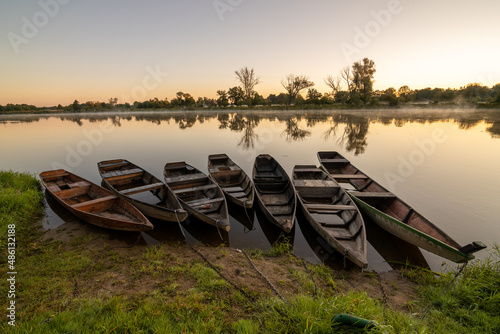 Wschód słońca nad Bugiem z łódkami photo