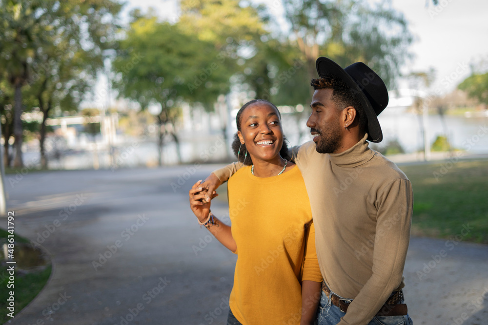 Obraz premium Afro couple sharing a walk in the park