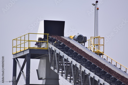 Φωτογραφία hoppers for crushing igneous rocks, crushed material for construction, metal str