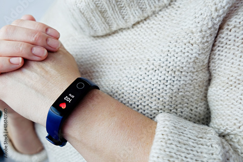 Fotografie Close-up of a woman's high heart rate fitness tracker
