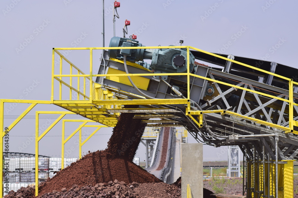 hoppers for crushing igneous rocks, crushed material for construction, metal structures, railways
