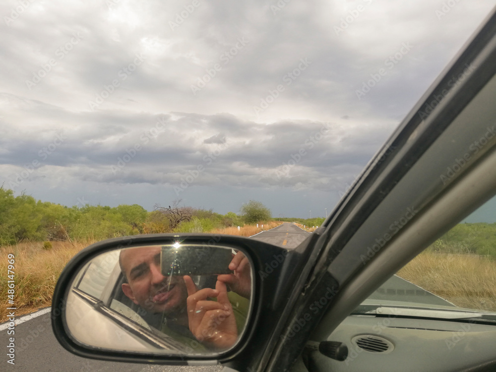 selfie en espejo retrovisor de auto selfie en espejo retrovisor de auto