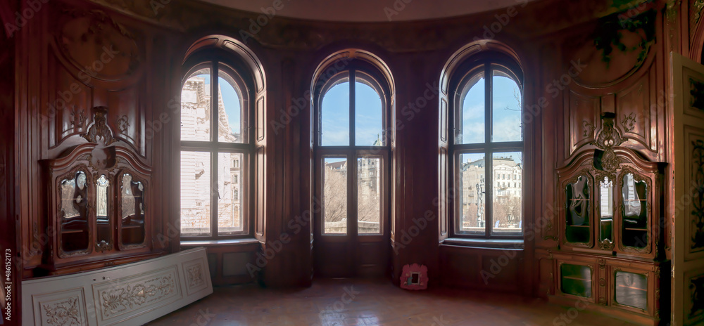 Fototapeta premium Abandoned Palace in Budapest Hungary