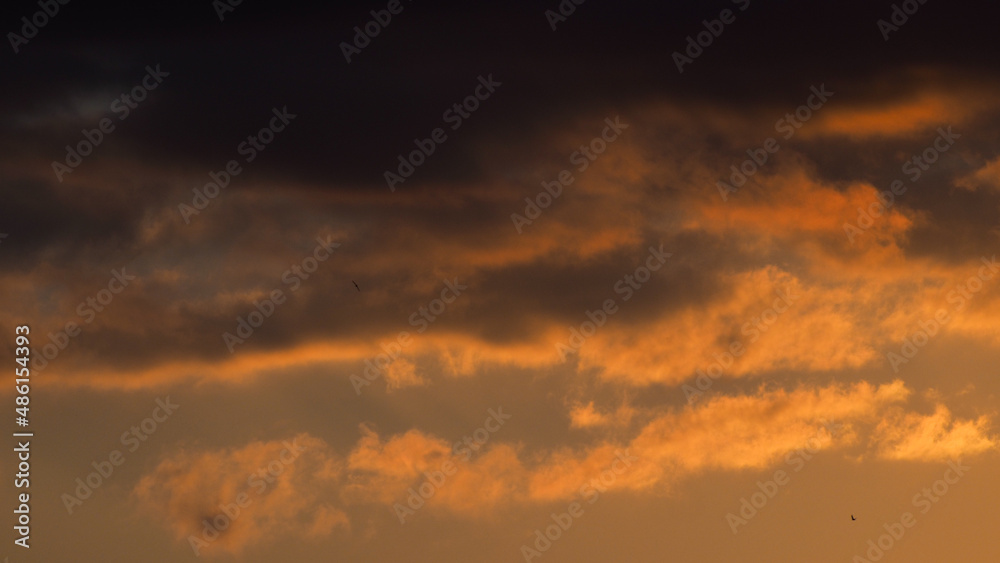 Crépuscule orangé, sous un ciel partiellement couvert Crépuscule orangé, sous un ciel partiellement couvert