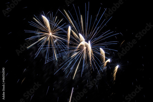 fotografia de fuegos artificiales, cohetes, luces en el cielo, petardos, fiesta de luces, 
