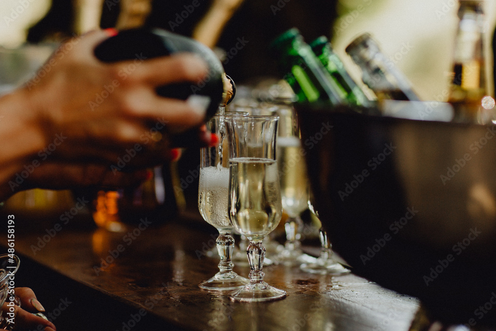 Obraz premium Servir le champagne 