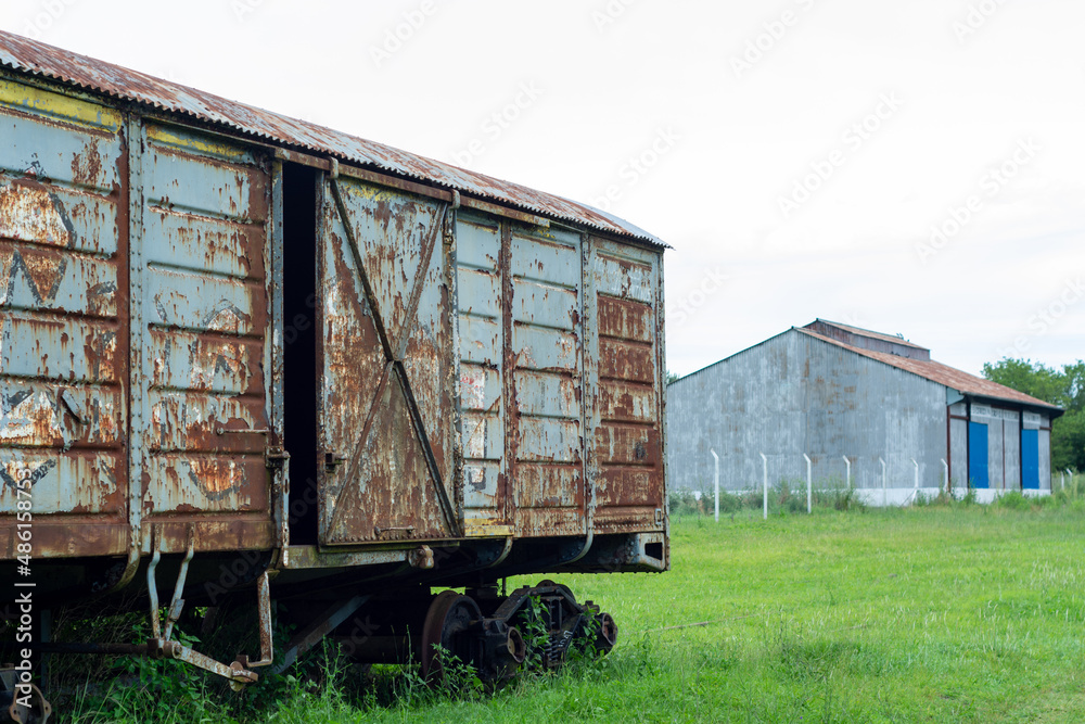 vagon de tren antiguo y abandonado