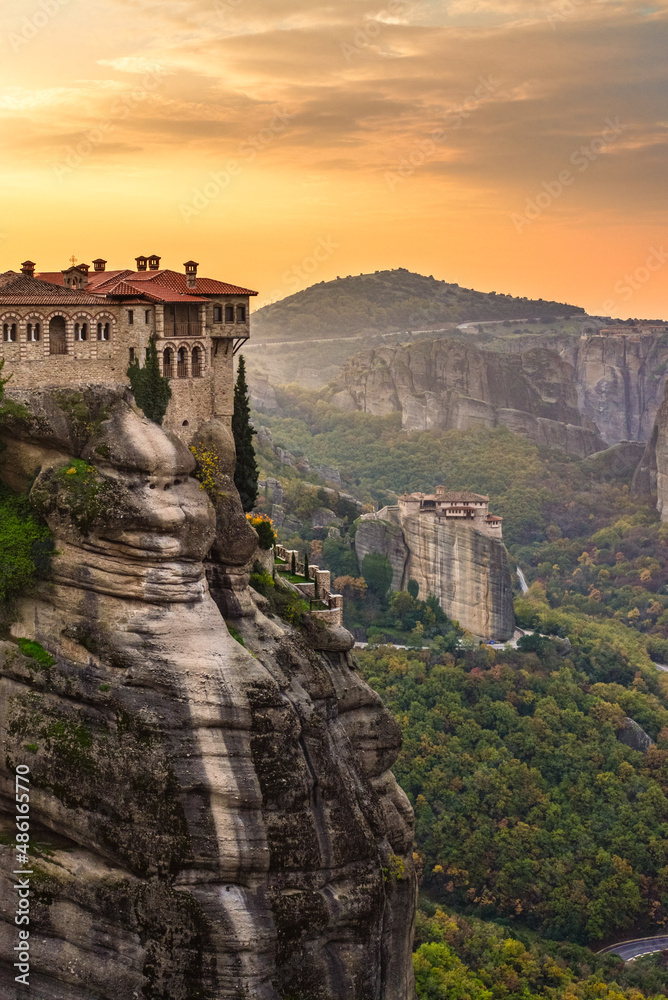 Fototapeta premium Beautiful Sunrise in the valley of Meteora