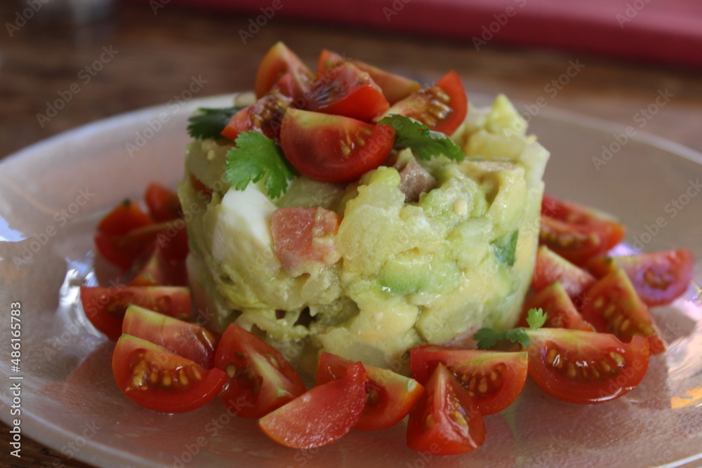 Ensaladilla de salmón, aguacate, patata y tomate cherry Ensaladilla de salmón, aguacate, patata y tomate cherry