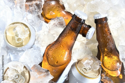 Konstfotografi beer bottles with beer cans chilled in ice