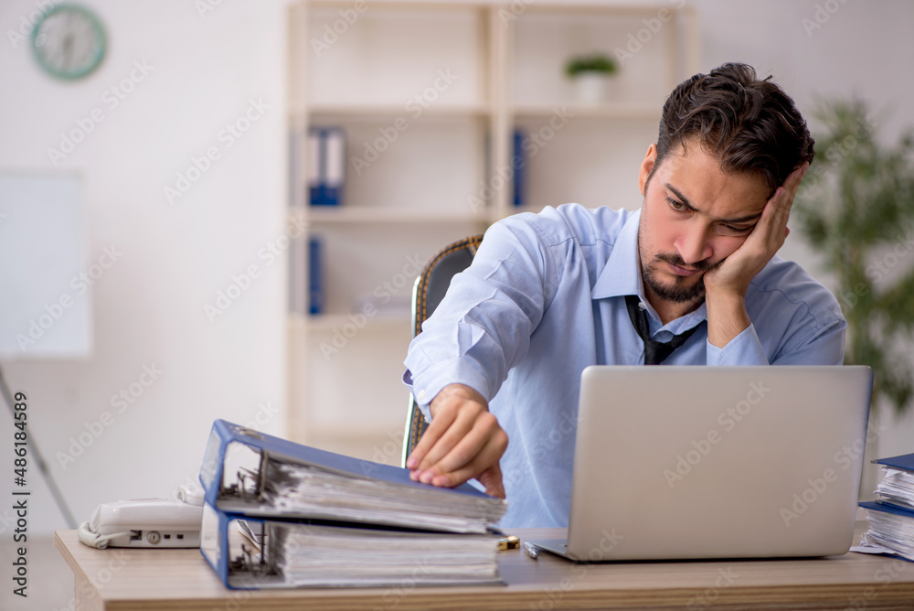 Obraz premium Young male employee working in the office
