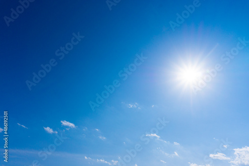 太陽のフレアと爽やかな青空と雲の背景素材_v_sky_33