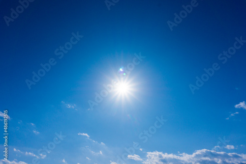 太陽のフレアと爽やかな青空と雲の背景素材_v_sky_34 © koni film