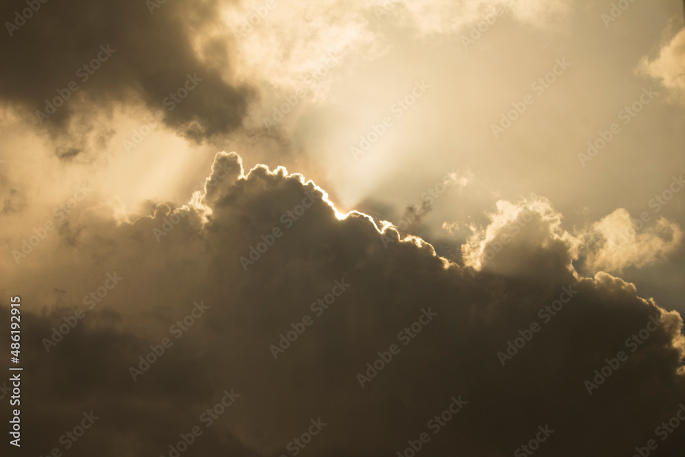 Obraz premium Sun behind the clouds