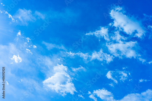 太陽のフレアと爽やかな青空と雲の背景素材_v_sky_40