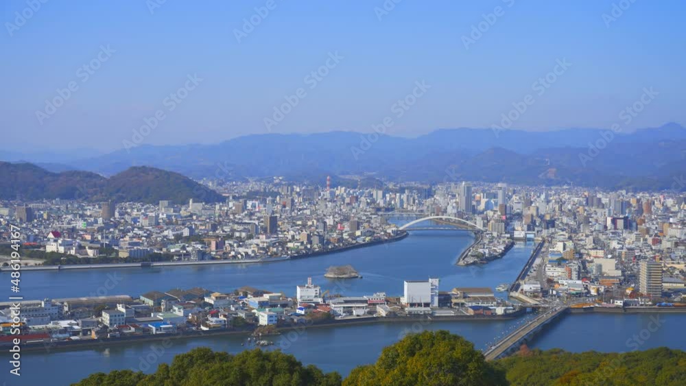 晴天の空の下、五台山から望む、高知市街全景 ４K UHD