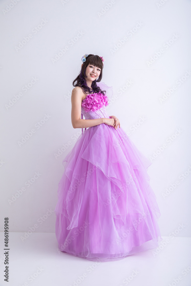 ピンクのシフォンドレスを着た女性　dress
