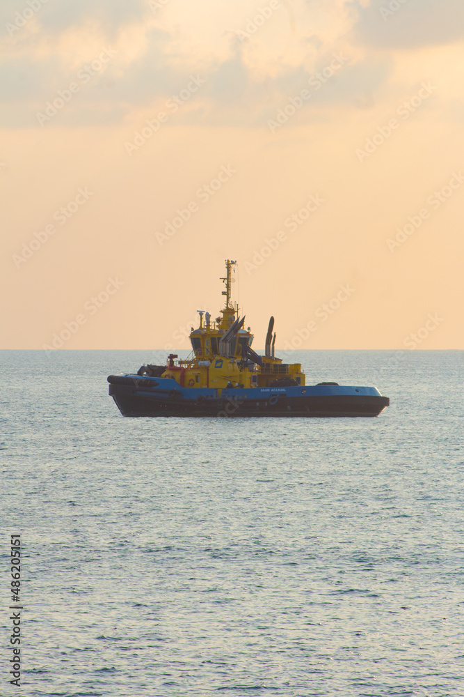 Obraz premium ship in the sea
