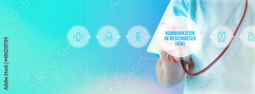 Kommunikation im Medizinwesen (KIM). Arzt mit Stethoskop im Fokus. Icons und Text auf einem digitalen Interface. Medizinische Technologie photo
