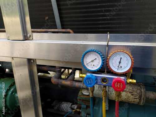 Check and Analizing refrigerant machine use pressure gauge.