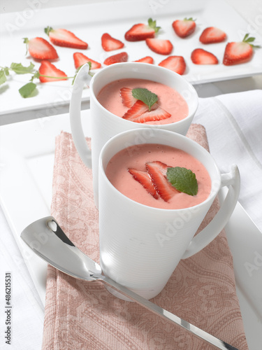 Gazpacho de fresones en taza con menta. Strawberry gazpacho in a cup with mint.