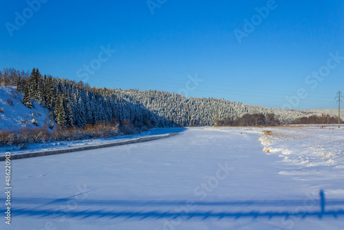 Fototapeta Naklejka Na Ścianę i Meble -  winter, sunny forest of the Urals