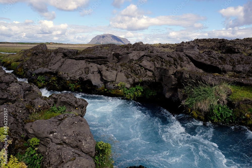 Kleiner Bach fließt durch ein Lavafeld bei Hella nahe dem Vulkan Hekla in Island Kleiner Bach fließt durch ein Lavafeld bei Hella nahe dem Vulkan Hekla in Island