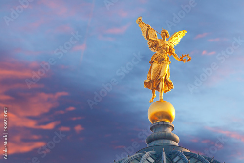 Goldene Engelstatue auf einem Gebäude in Dresden, Deutschland
