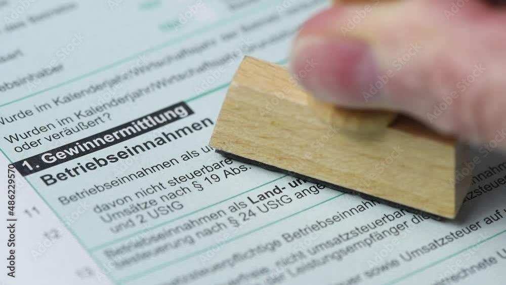 Steuererklärung für Finanzamt mit Stempelaufschrift geprüft