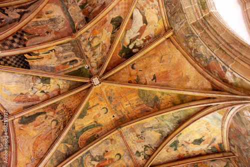 Kernascléden. Fresques sur le dôme de la nef représentant la danse macabre de l’église Notre-Dame. Morbihan. Bretagne
