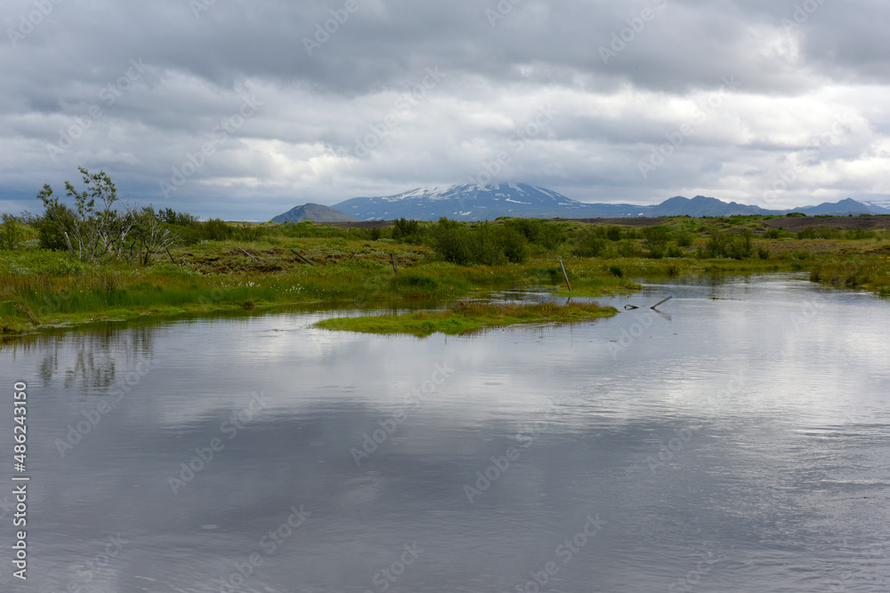 Ein Fluß bahnt sich seinen Weg durch ein Lava- und Aschefeld - Landschaft bei Hella nahe dem Vulkan Hekla in Island