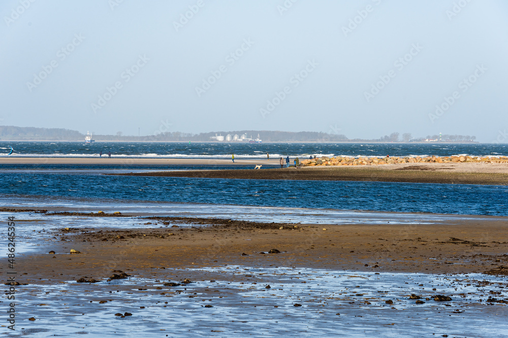 Wintersturm an der Kieler Förde, ein Westssturm hat das Wasser aus der Kieler Förde in die Ostsee gedrückt, Spaziergänger genießen die Eindrücke. Wintersturm an der Kieler Förde, ein Westssturm hat das Wasser aus der Kieler Förde in die Ostsee gedrückt, Spaziergänger genießen die Eindrücke.
