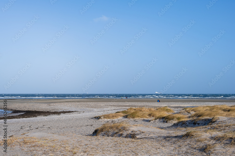 Wintersturm an der Kieler Förde, ein Westssturm hat das Wasser aus der Kieler Förde in die Ostsee gedrückt, Spaziergänger genießen die Eindrücke.