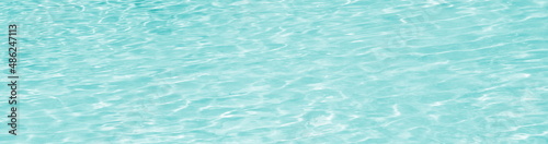 Pool, Schwimmbad, Hintergrund und Textur blaues Wasser mit Wellen im Sonnenlicht, Wassertextur