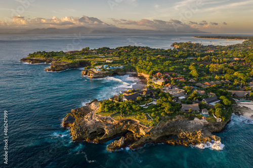 Obraz na płótnie Stunning sunset over the Nusa Lembongan island devil's tear coast with the Bali Agung volcano in the background in Indonesia, Southeast Asia w salonie