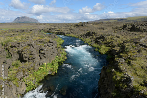 Kleiner Bach flie  t durch ein Lavafeld bei Hella nahe dem Vulkan Hekla in Island